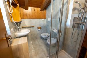 福尔加里亚Hotel Villaggio Nevada的浴室配有卫生间、盥洗盆和淋浴。