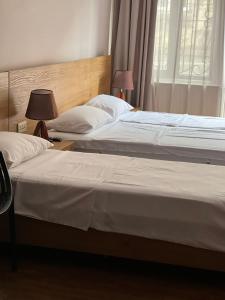 库塔伊西Crown Hotel的卧室内两张并排的床