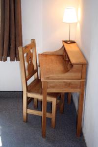 瓦尔堡Adonis Le Chastellan的一张桌子和一把椅子,上面有灯