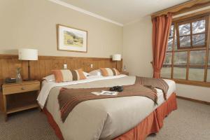 百内三塔拉斯托雷斯巴塔哥尼亚酒店 的酒店客房设有两张床和窗户。