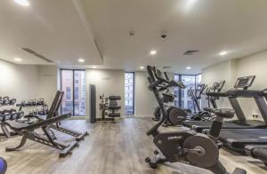 伯明翰Skyline Penthouse City Centre Birmingham Free Gym access and PS4的健身房设有跑步机和有氧运动器材