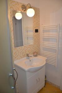 科佩尔Apartments Bertok的一间带水槽和镜子的浴室
