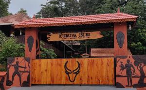 ChegātWayanad Kuruva Isles Jungle Resort的动物园的大门,上面有标志