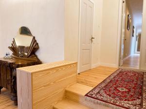 ĒdoleĒdoles Pils的一间有楼梯间的房间,有地毯和门