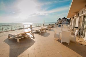 科布列韦VIP酒店的一个带桌椅的海景阳台