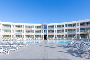 卡勒达德福斯特拉斯萨利纳斯欧洲之星酒店的一座建筑前的带椅子和游泳池的酒店