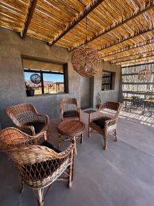 乌尼翁镇Casa Vergara 4的客房设有藤椅、桌子和窗户。