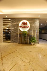 新德里Airport Hotel Ramhan Palace Mahipalpur的一座有护栏的建筑