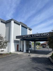 东叙拉古Hotel Concord Syracuse, Ascend Hotel Collection的大楼前的酒店和谐标志