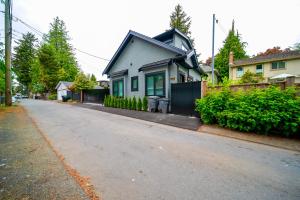 温哥华New laneway house near Airport, downtown, UBC的街道边的小房子