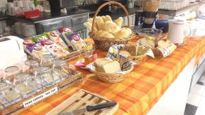 塞克萨德佐狄亚科酒店的一张桌子,上面有一篮子的面包和一篮子的食物