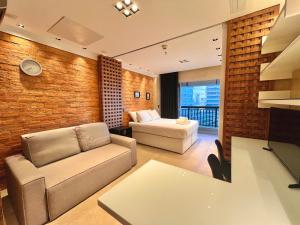 巴西利亚BSB Stay Flats Particulares - SHN的客厅配有沙发和1张床
