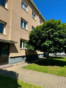 卡尔马Nice guest room apartment within walking distance to Kalmar central station的树在建筑物前面