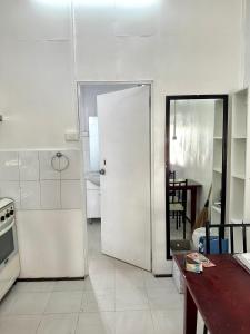 拉巴萨Cosy Fully Furnished Unit Great Spot Labasa的白色的厨房,配有白色的门和桌子