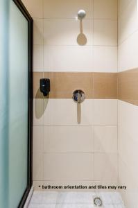 帕拉马里博巴比伦酒店的浴室内配有淋浴和头顶淋浴