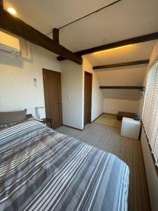 小樽Populus-club Otaru - Vacation STAY 93686v的一间卧室,卧室内配有一张大床