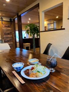 小樽Populus-club Otaru - Vacation STAY 93686v的木桌上盘子的食物