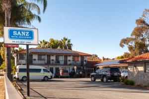 WentworthSanz Motel Wentworth的房屋前停车场的标志