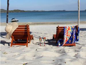 普拉伊拉多比莱尼Bilene Lodge by Dream Resorts的海滩上的两把木凳子