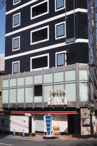 东京比安卡迪尤情趣酒店（仅限成人入住）的上面有酒店岛标的黑色建筑
