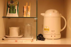 东京比安卡迪尤情趣酒店（仅限成人入住）的厨房的架子上咖啡壶