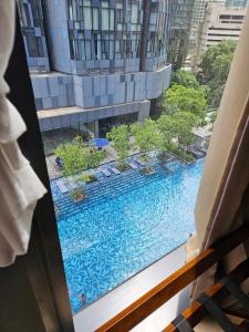 吉隆坡Star Residence Pool View 2br Unit Floor 8的从客房窗户可欣赏到游泳池的景色