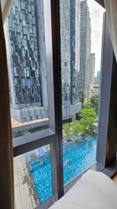 Star Residence Pool View 2br Unit Floor 8内部或周边的泳池