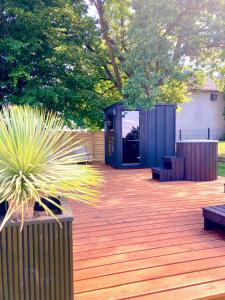 扎托尔Osada Zator Family Resort & SPA的庭院中带蓝色建筑的木甲板