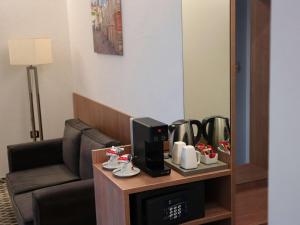 普罗夫迪夫Best Western Premier Plovdiv Hills的酒店客房配有咖啡机和沙发。