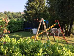 Cittiglio奥贝格克里斯塔洛酒店的花园庭院内的游乐场
