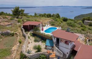 DragoveApartments Ruža Dragove Dugi otok的享有带游泳池的房屋的空中景致