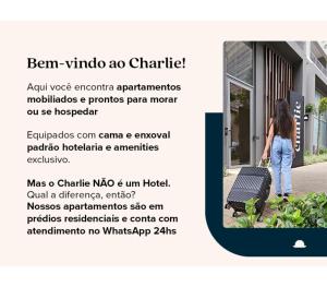 阿雷格里港Charlie Porto Alegre Moinhos的把手提箱拉到楼外的女人