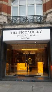 伦敦Montcalm Piccadilly Townhouse, London West End的带有读取百事可乐的标志的存储窗口