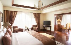 海得拉巴泰姬克里希纳酒店的酒店客房,配有床和电视