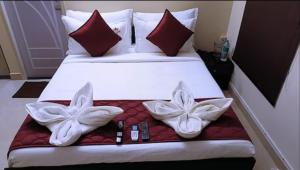 钦奈Neighbour Inn - Apart Hotel的一间卧室,床上有两双鞋