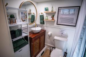 埃伦斯堡Unique Tiny Home Minutes from Downtown的一间带卫生间、水槽和镜子的浴室