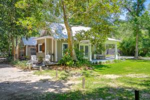 海泉市Historic Biloxi Bay Cottage with Beautiful View的院子里有树的房子