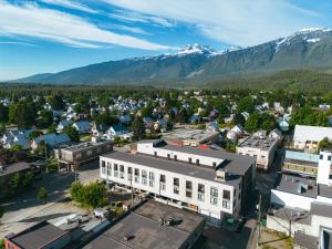 雷夫尔斯托克Basecamp Suites Revelstoke的享有小镇的空中景色,以群山为背景