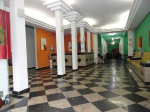 瓜拉廷格塔Hotel Royal Class的大厅,大楼内有柱子和检查地板