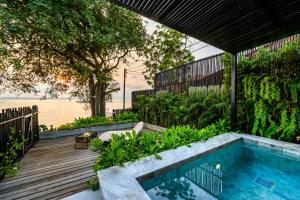 格兰岛rocco villa的后院设有游泳池和木甲板