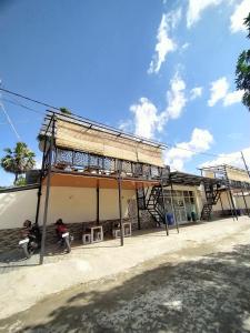 MokdaleHomestay Java Rote的停在前面的一座带摩托车的建筑