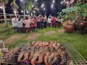 永隆Út Quỳnh Homestay的烤架上烤的一大堆食物