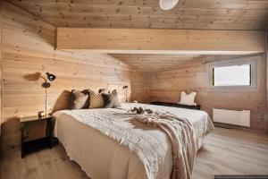 VossestrandOvernatting på Helgatun Fjellpensjonat AS i Myrkdalen的小木屋内一间卧室,配有一张床