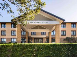 悉尼Mercure Sydney Manly Warringah的前面有标志的大建筑