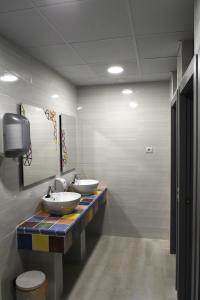 波图加莱特Albergue Bide-Ona的浴室设有2个水槽和镜子