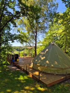 "Žvaigždžių slėnis"- glamping palapinė的公园木甲板上的蒙古包