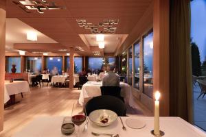 阿德尔博登Bellevue Parkhotel & Spa - Relais & Châteaux的享有餐厅景致的用餐室