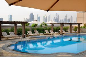 迪拜Crowne Plaza - Dubai Jumeirah, an IHG Hotel的一座城市天际线的游泳池