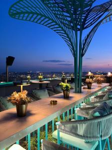 伊斯坦布尔Ayramin Exclusive Hotel - Special Category的市景阳台配有桌椅。