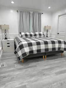 普罗沃5 bedroom house to share with your family and friends的一间卧室配有一张黑白床和两盏灯。